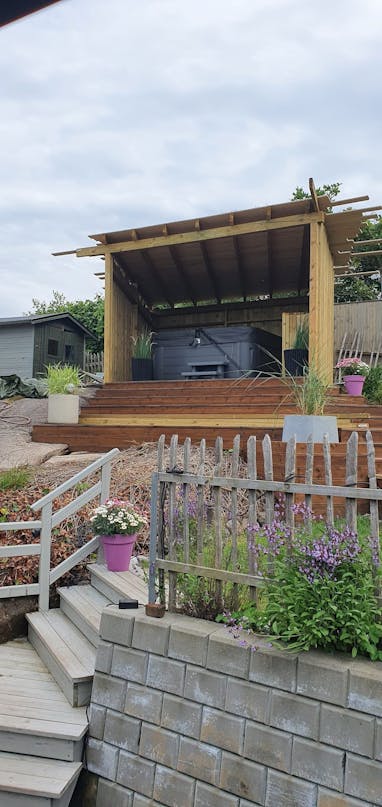 Indbygget pergola med amfiteaterterrasse Indbygget pergola med amfiteaterterrasse